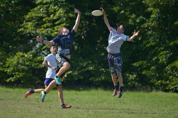 How can ultimate frisbee players develop rapid acceleration for better on-field maneuverability?